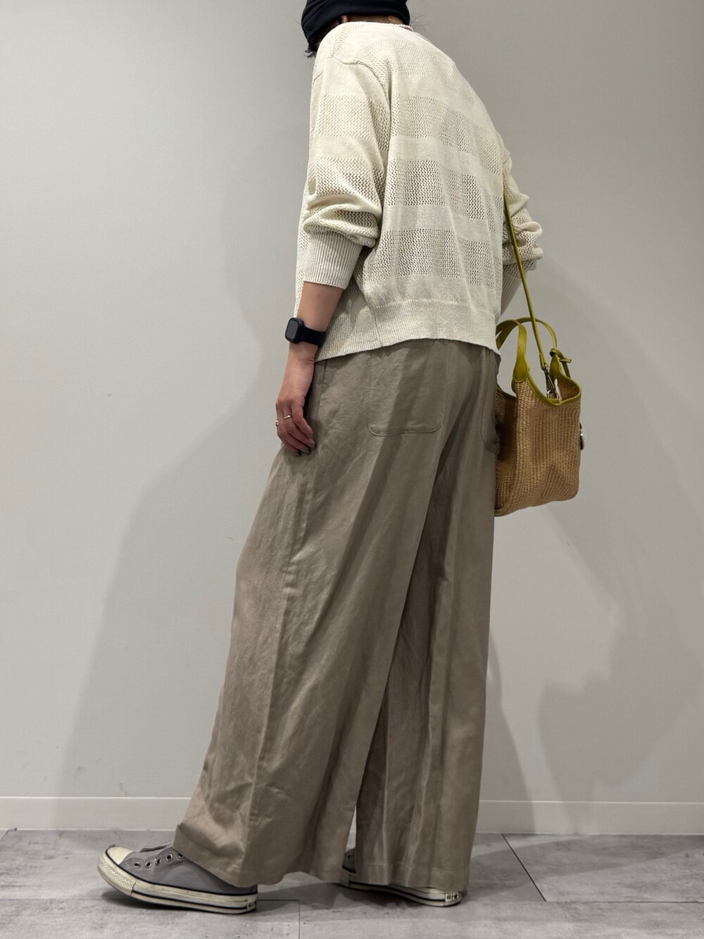 ベージュ系のサロペット/オーバーオール、ホワイト系のカーディガン/ボレロ、ベージュ系のかごバッグを着用したレディースの春コーディネートの5枚目の写真