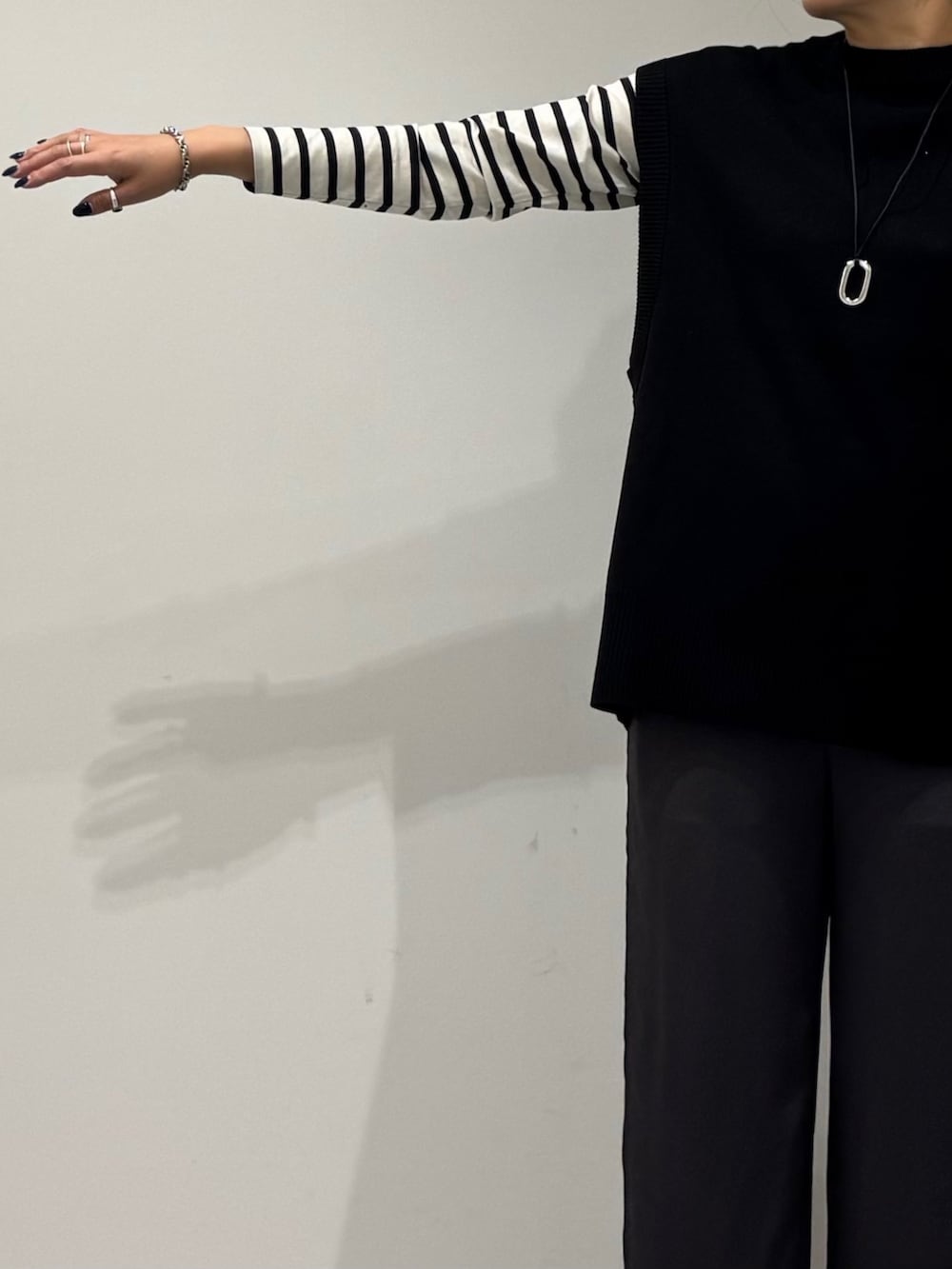 ベージュ系のトートバッグ、ブラック系のその他パンツ、ブラック系のTシャツ/カットソーを着用したレディースの秋コーディネートの6枚目の写真