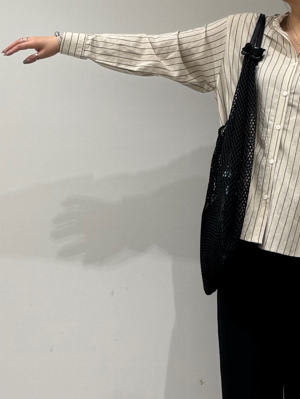 ブラック系のその他パンツ、ブラック系のサンダル、その他のシャツ/ブラウスを着用したレディースの春コーディネートの7枚目の写真