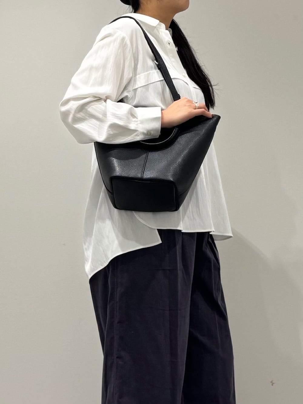 ブラック系のローファー、ホワイト系のシャツ/ブラウス、グレー系のその他パンツを着用したレディースの冬コーディネートの7枚目の写真