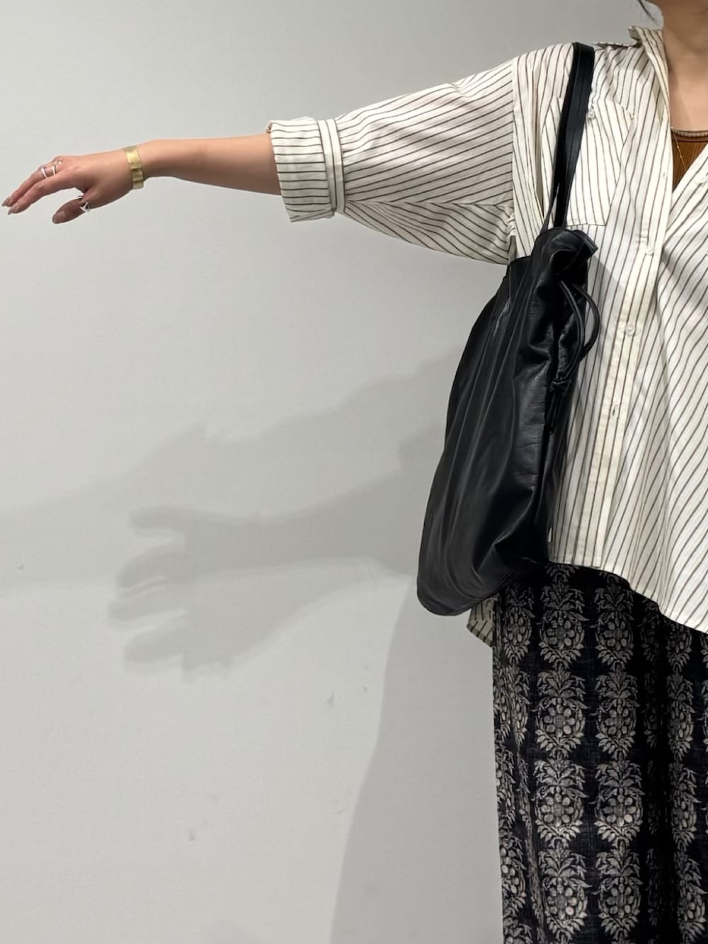 ブラック系のトートバッグ、ブラック系のその他パンツ、ブラック系のサンダルを着用したレディースの夏コーディネートの7枚目の写真