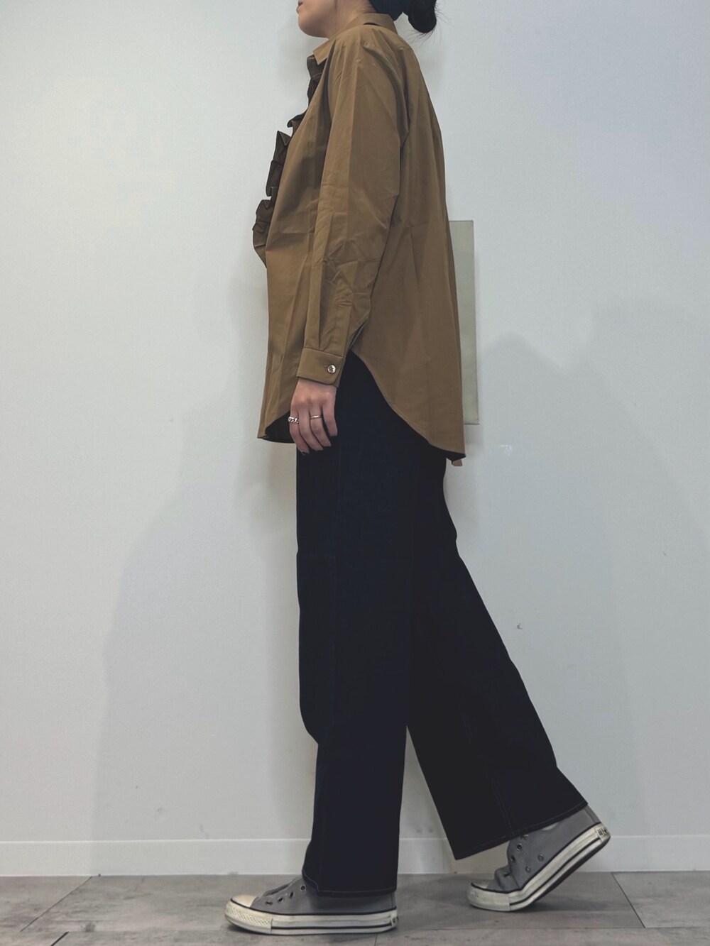 ホワイト系のトートバッグ、ブルー系のデニムパンツ、ブラウン系のシャツ/ブラウスを着用したレディースの春コーディネートの6枚目の写真