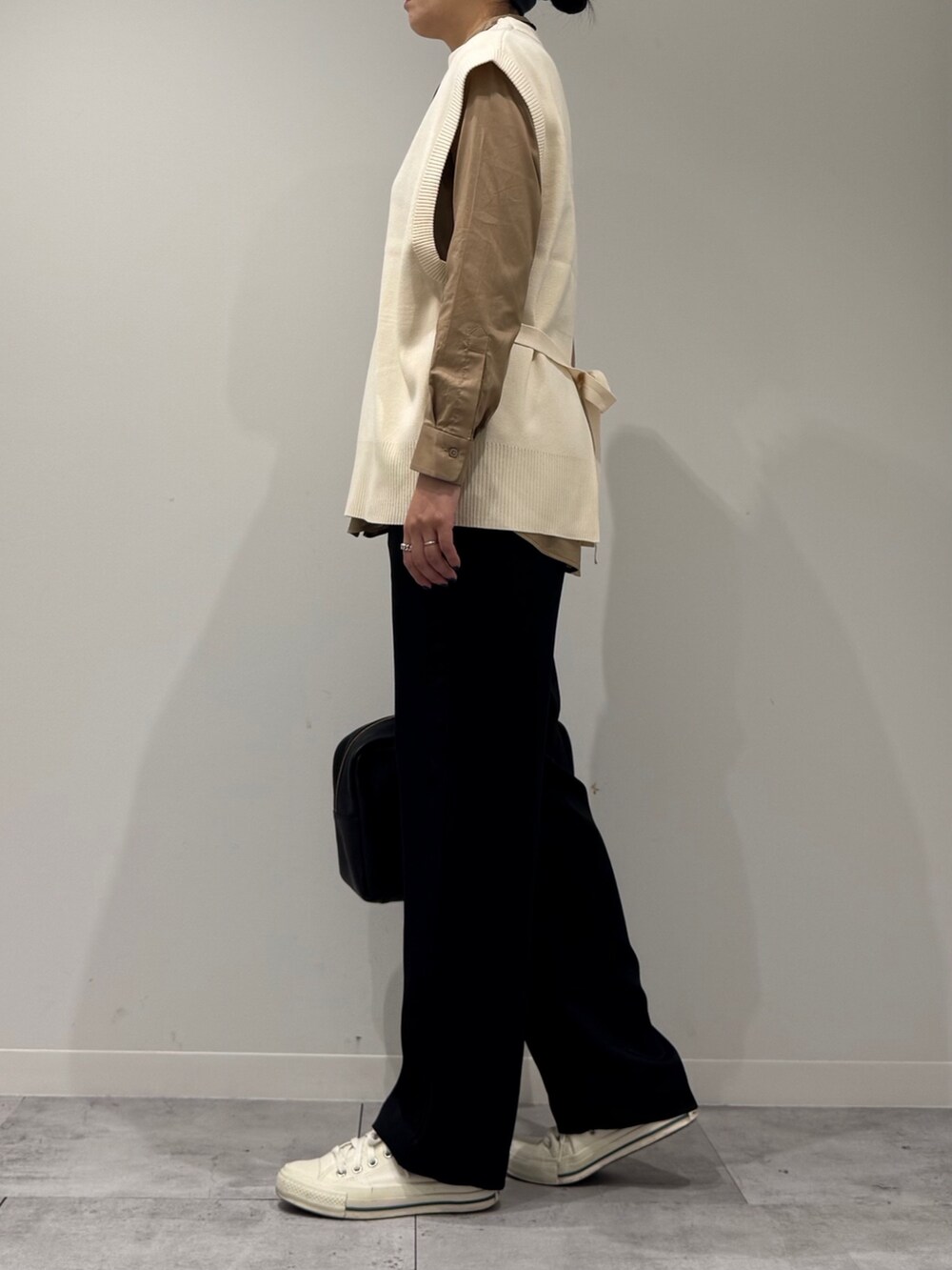 ブラック系のその他パンツ、ホワイト系のベスト、ベージュ系のシャツ/ブラウスを着用したレディースの秋コーディネートの4枚目の写真
