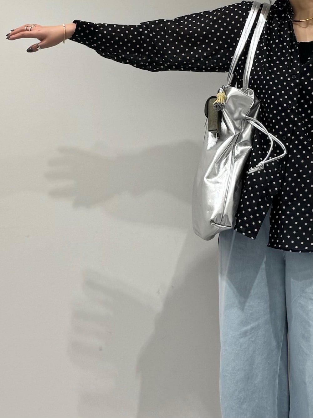 シルバー系のトートバッグ、ブラック系のローファー、ブラック系のシャツ/ブラウスを着用したレディースの春コーディネートの7枚目の写真