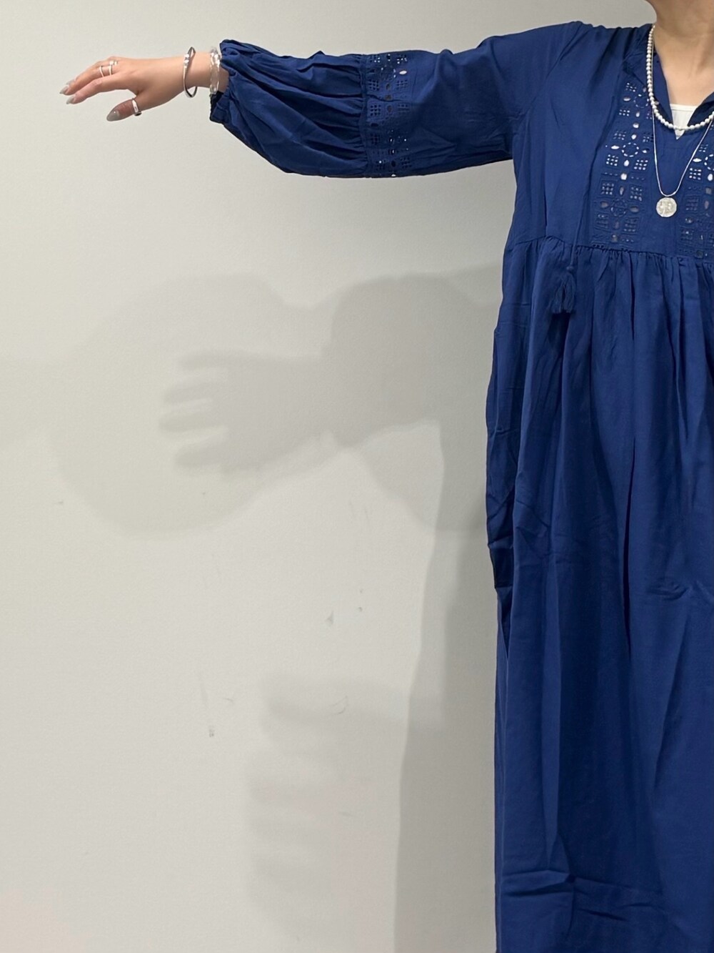 シルバー系のかごバッグ、ブラック系のサンダル、ベージュ系のその他パンツを着用したレディースの春コーディネートの7枚目の写真