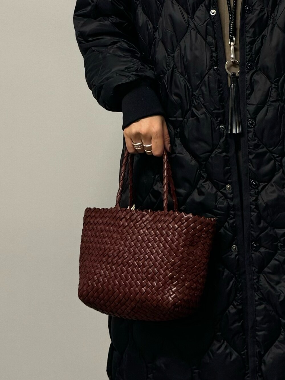 レッド系のショルダーバッグ、ブラウン系のサロペット/オーバーオール、ブラック系のシャツ/ブラウスを着用したレディースの秋コーディネートの5枚目の写真