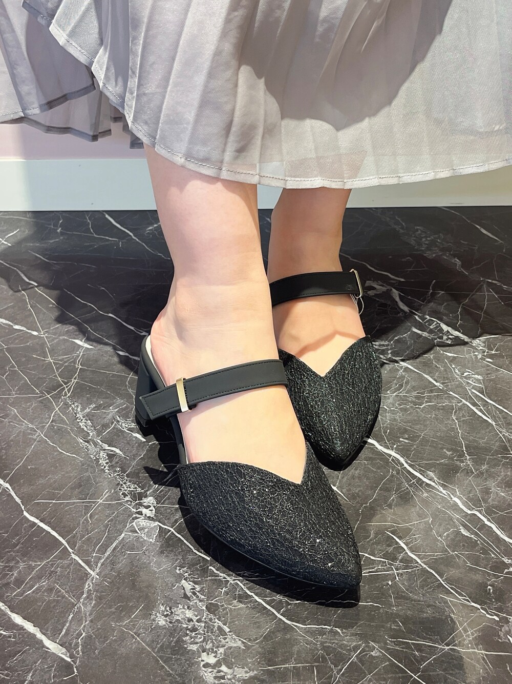 ブラック系のパンプスを着用したレディースの夏コーディネートの7枚目の写真
