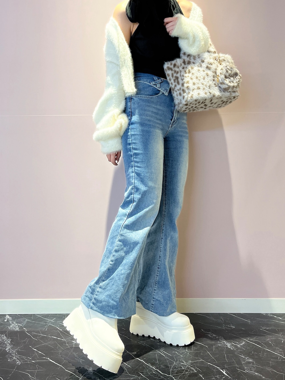 ベージュ系のパンプス、その他のトートバッグを着用したレディースの秋コーディネートの4枚目の写真
