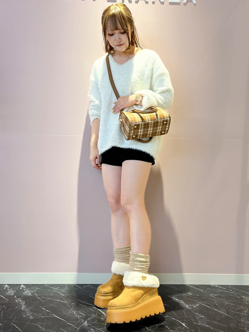 イエロー系のパンプスを着用したレディースの秋コーディネートの2枚目の写真
