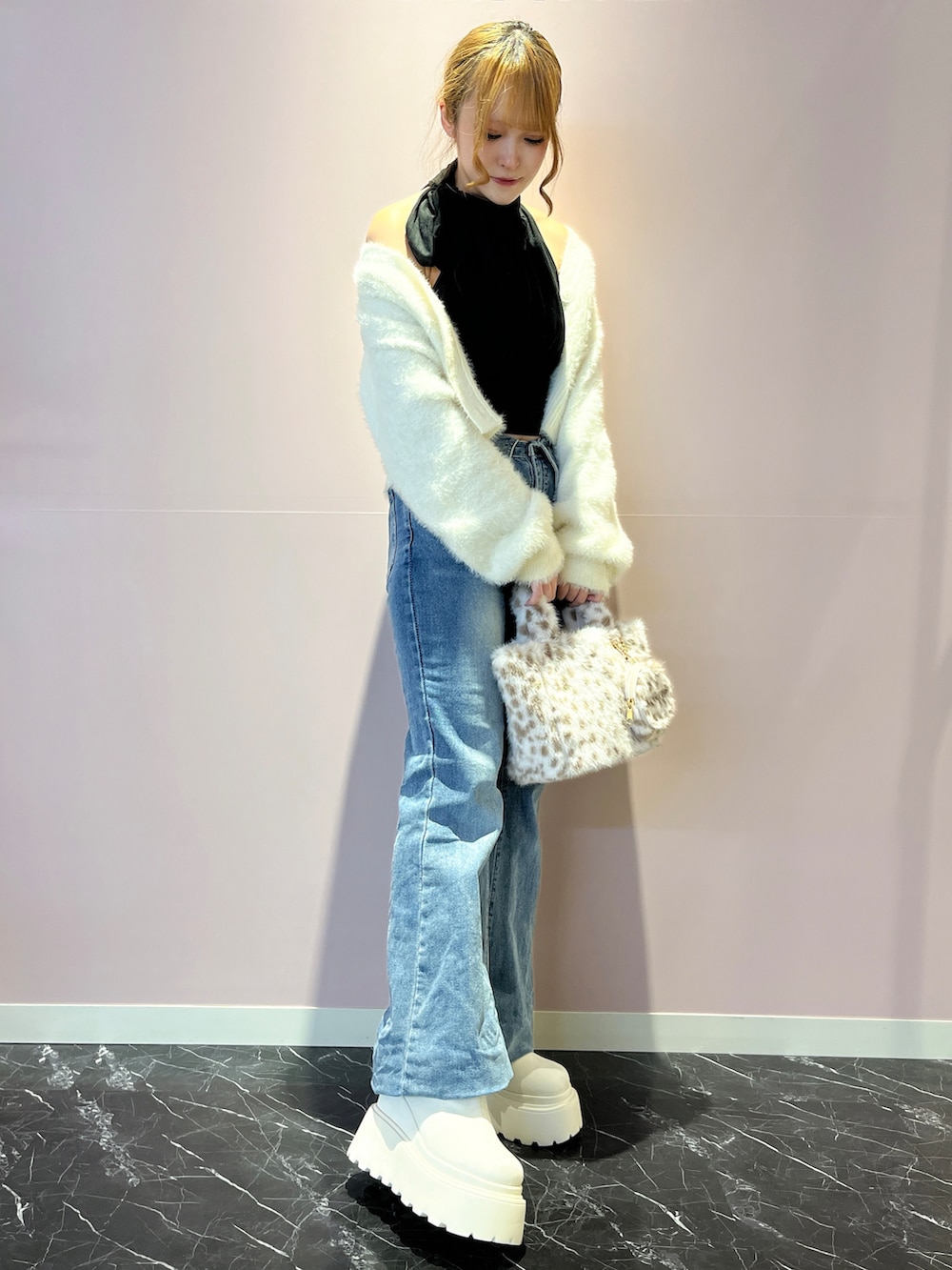 ベージュ系のパンプス、その他のトートバッグを着用したレディースの秋コーディネートの2枚目の写真