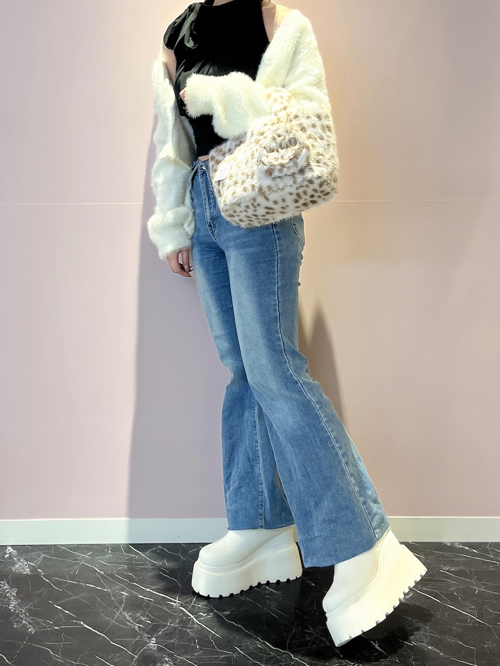 ベージュ系のパンプス、その他のトートバッグを着用したレディースの秋コーディネートの3枚目の写真