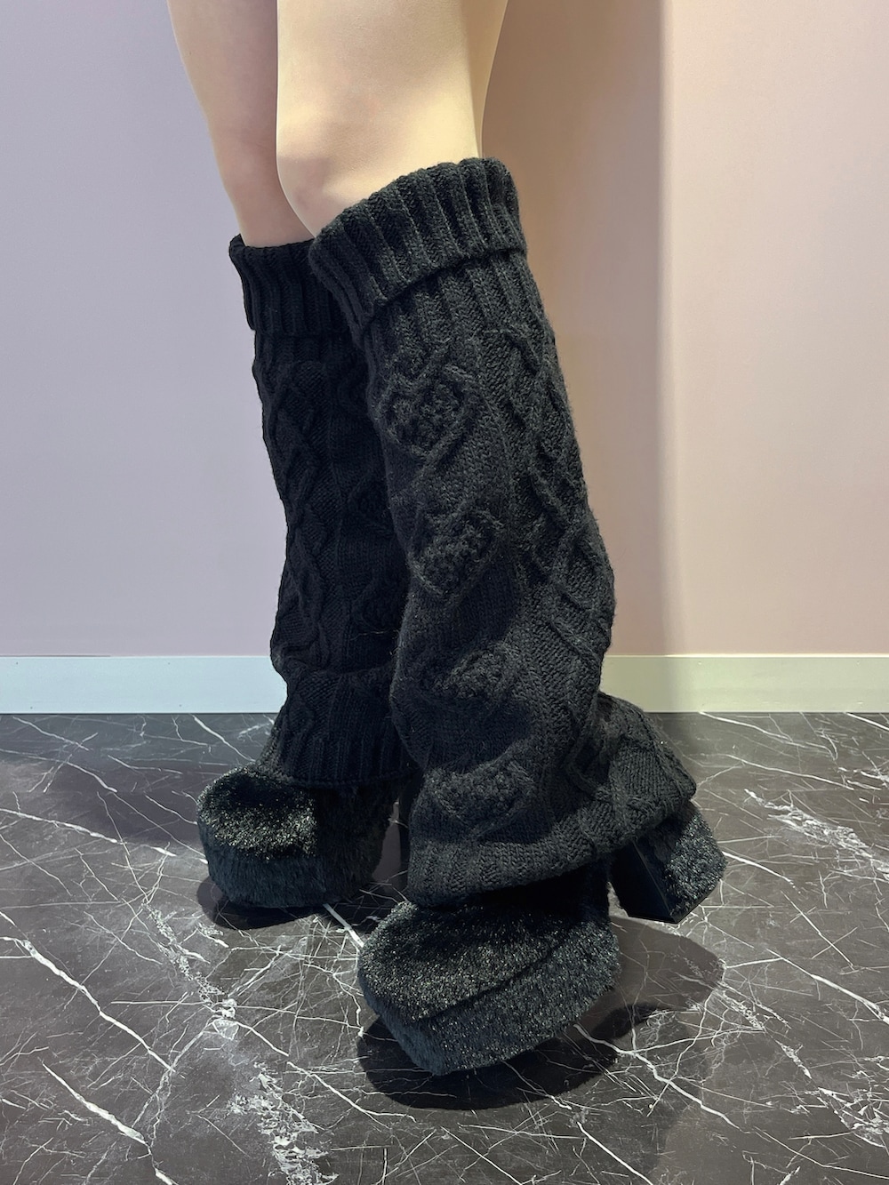 ブラック系のパンプス、ブラック系のレッグウォーマーを着用したレディースの秋コーディネートの6枚目の写真