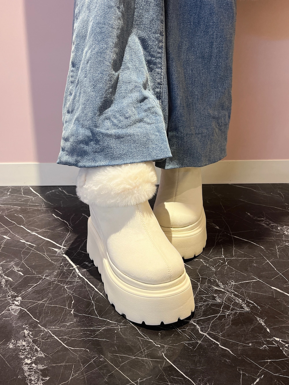 ベージュ系のパンプス、その他のトートバッグを着用したレディースの秋コーディネートの6枚目の写真