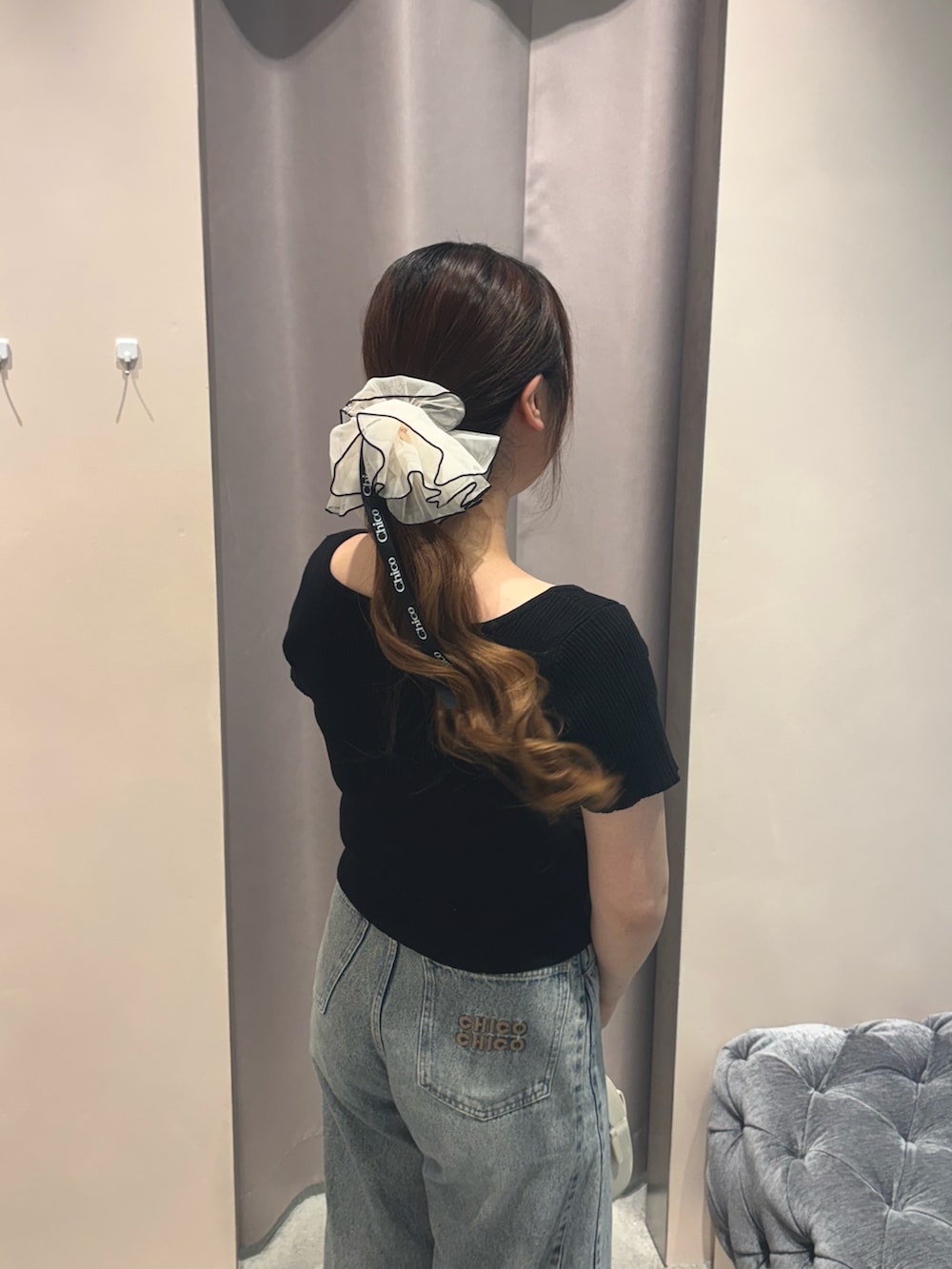 「Chico、チコ、カーディガン、デニム、デニムパンツ、ワイドデニム、シュシュ」｜「Chicoの【新色追加】ショートカーディガン+レースキャミセット（カーディガン/ボレロ、ブラック系）」を使った、あみさん（レディース・158cm）の春コーディネートの3枚目の写真