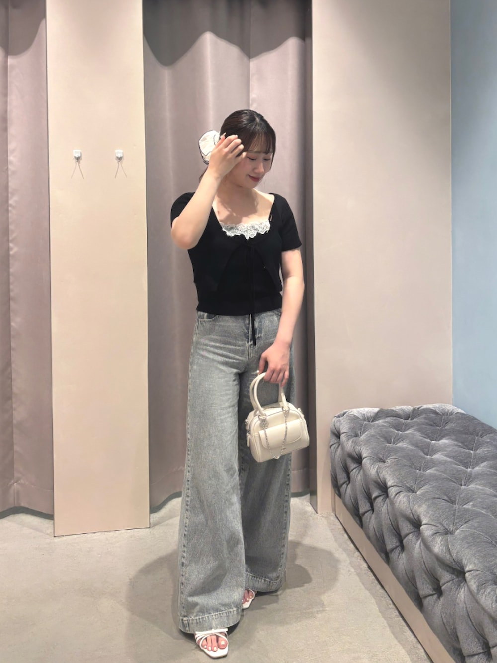 「Chico、チコ、カーディガン、デニム、デニムパンツ、ワイドデニム、シュシュ」｜「Chicoの【新色追加】ショートカーディガン+レースキャミセット（カーディガン/ボレロ、ブラック系）」を使った、あみさん（レディース・158cm）の春コーディネートの2枚目の写真