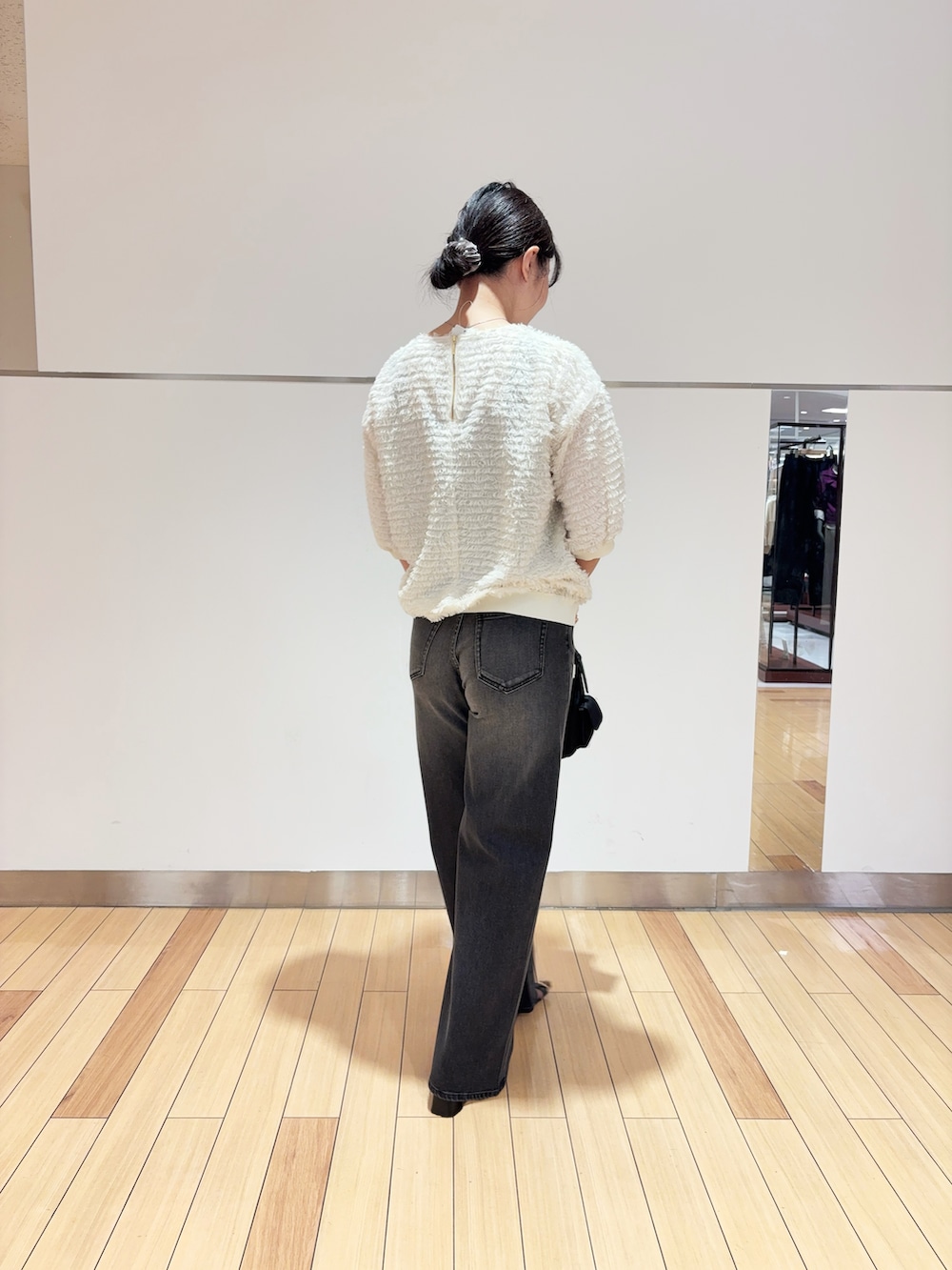 ホワイト系のTシャツ/カットソー、ブラック系のタンクトップ、ブラック系のデニムパンツを着用したレディースの秋コーディネートの2枚目の写真