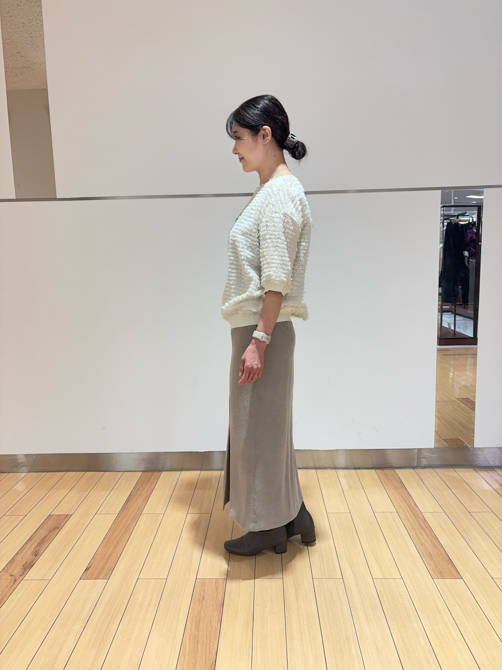 ホワイト系のTシャツ/カットソー、ブラック系のタンクトップ、ブラック系のデニムパンツを着用したレディースの秋コーディネートの4枚目の写真