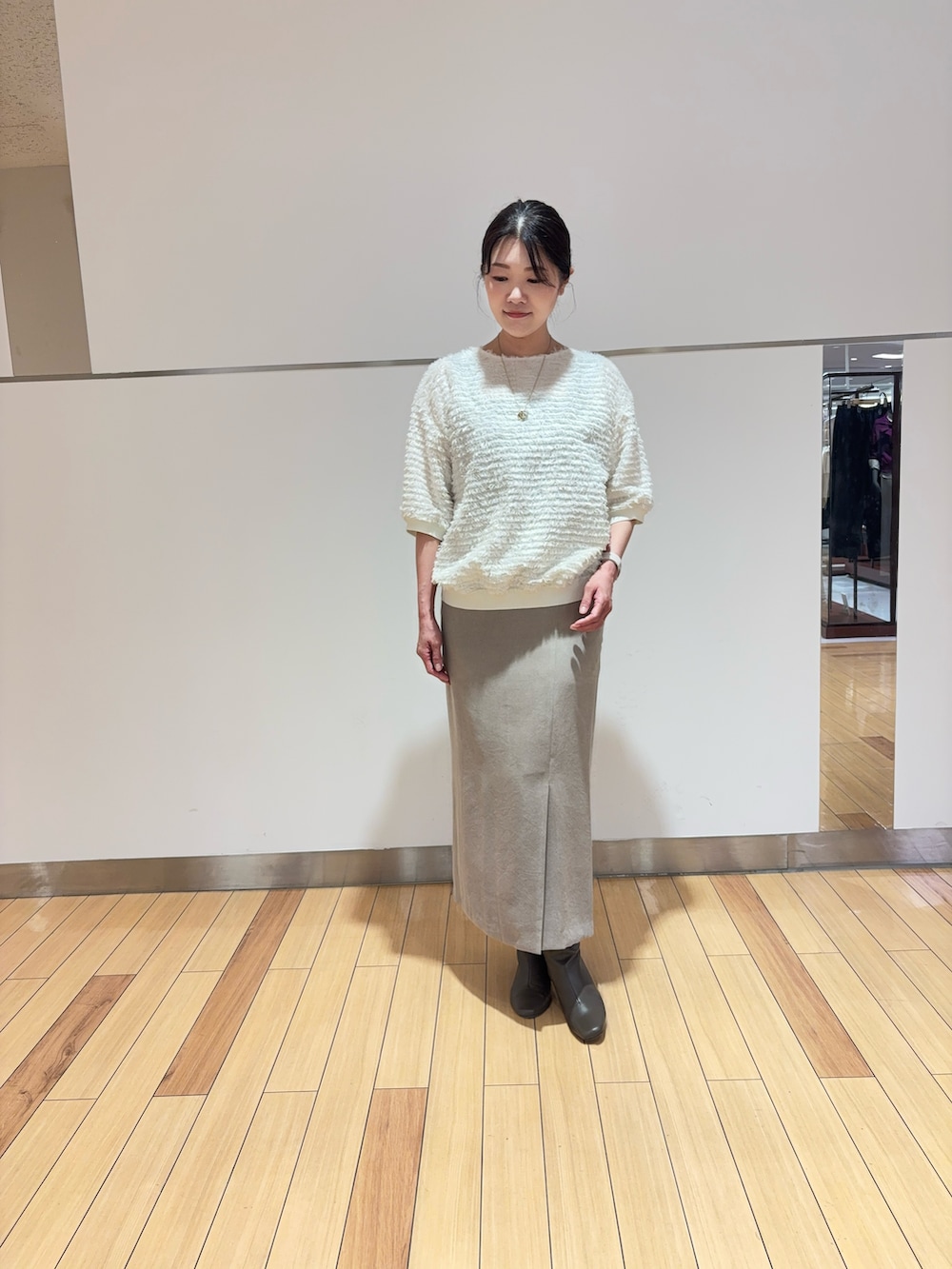 ホワイト系のTシャツ/カットソー、ブラック系のタンクトップ、ブラック系のデニムパンツを着用したレディースの秋コーディネートの3枚目の写真