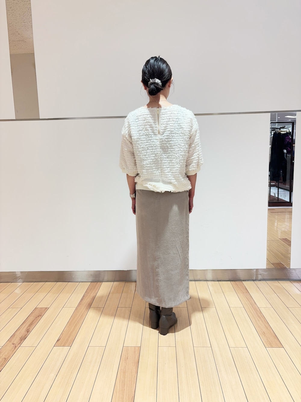 ホワイト系のTシャツ/カットソー、ブラック系のタンクトップ、ブラック系のデニムパンツを着用したレディースの秋コーディネートの5枚目の写真