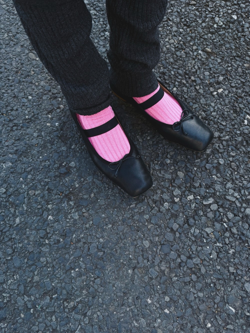 ブラック系のスカート、グレー系のニット/セーター、ブラック系のバレエシューズを着用したレディースの冬コーディネートの2枚目の写真