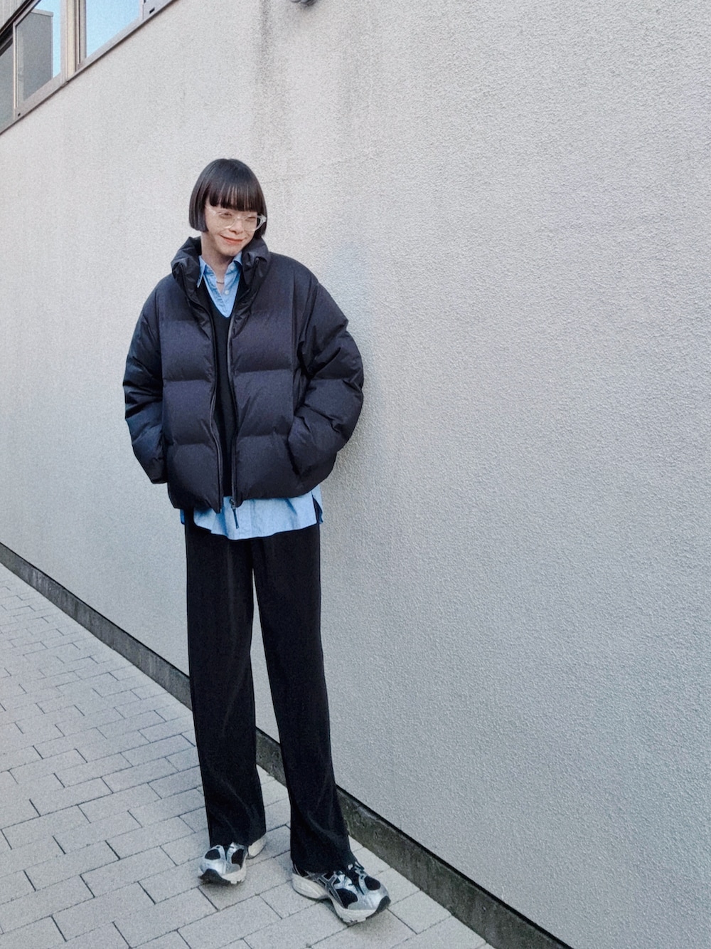 ブラック系のスウェットパンツ、ブルー系のシャツ/ブラウス、ブラック系のスニーカーを着用したレディースの冬コーディネートの2枚目の写真