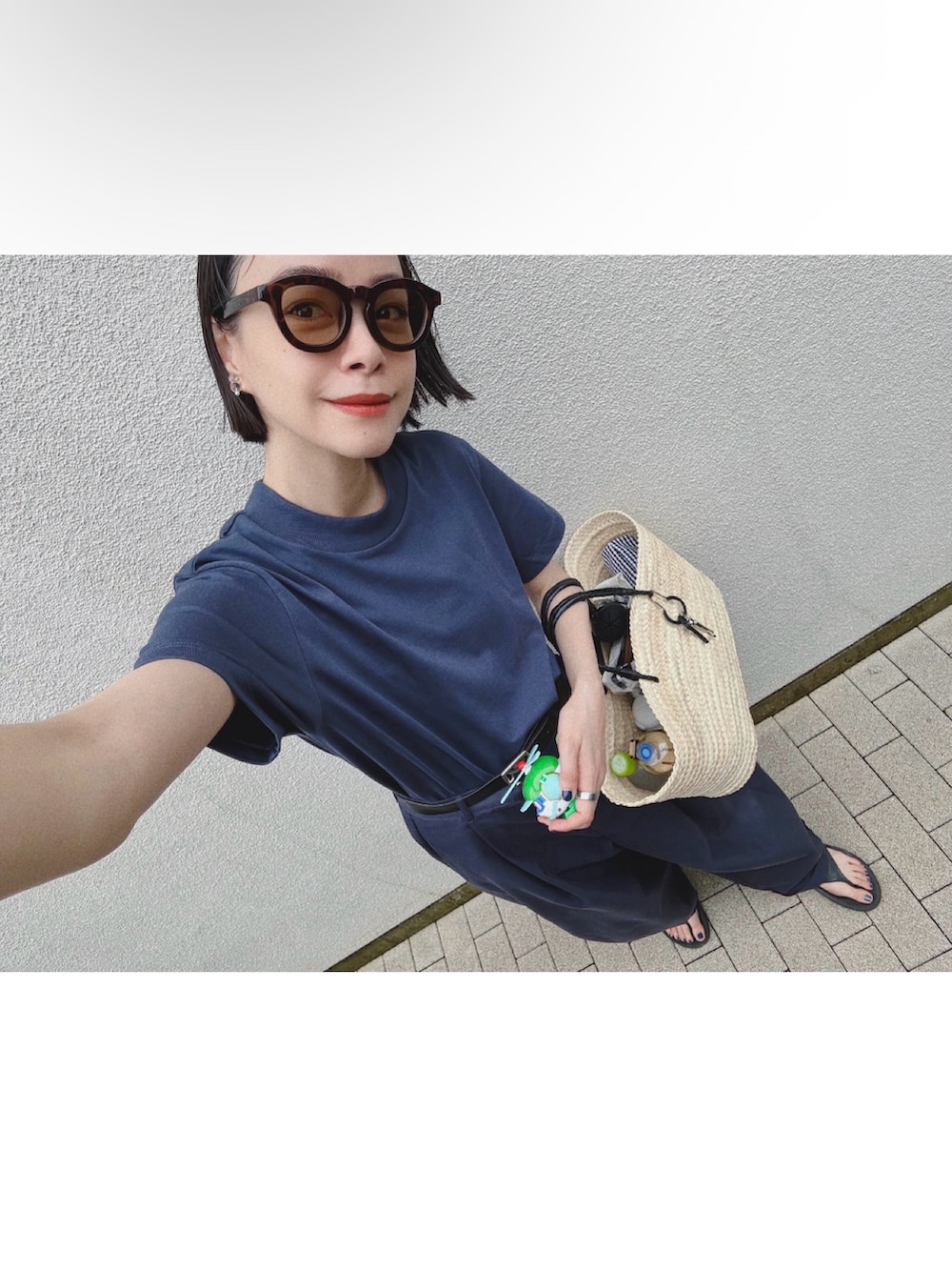ブラック系のサンダル、ブルー系のTシャツ/カットソー、ブルー系のその他パンツを着用したレディースの夏コーディネートの2枚目の写真