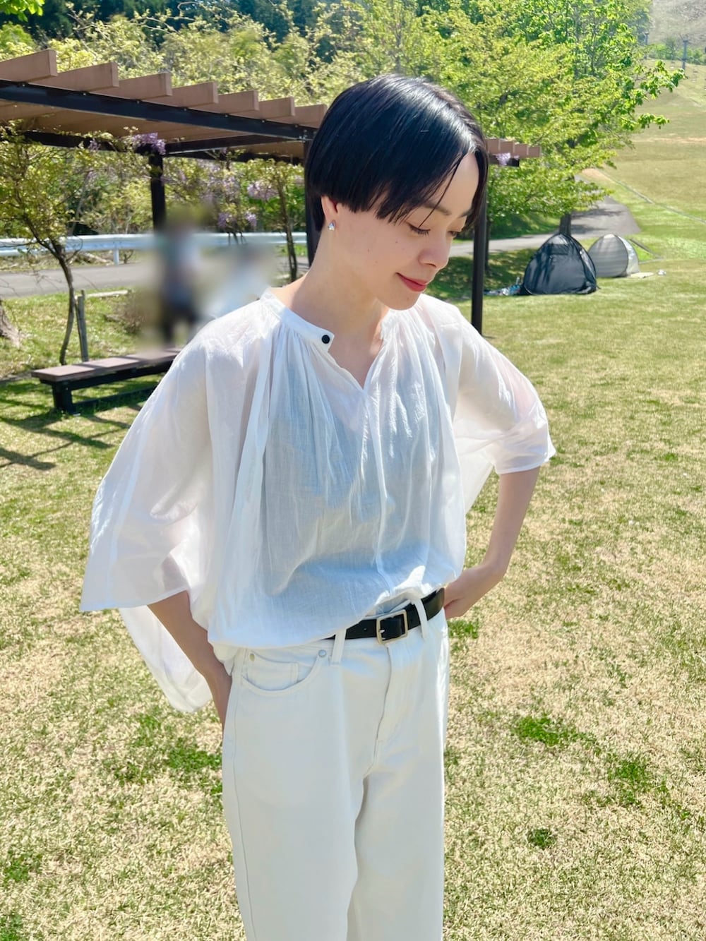 ホワイト系のシャツ/ブラウスを着用したレディースの春コーディネートの5枚目の写真