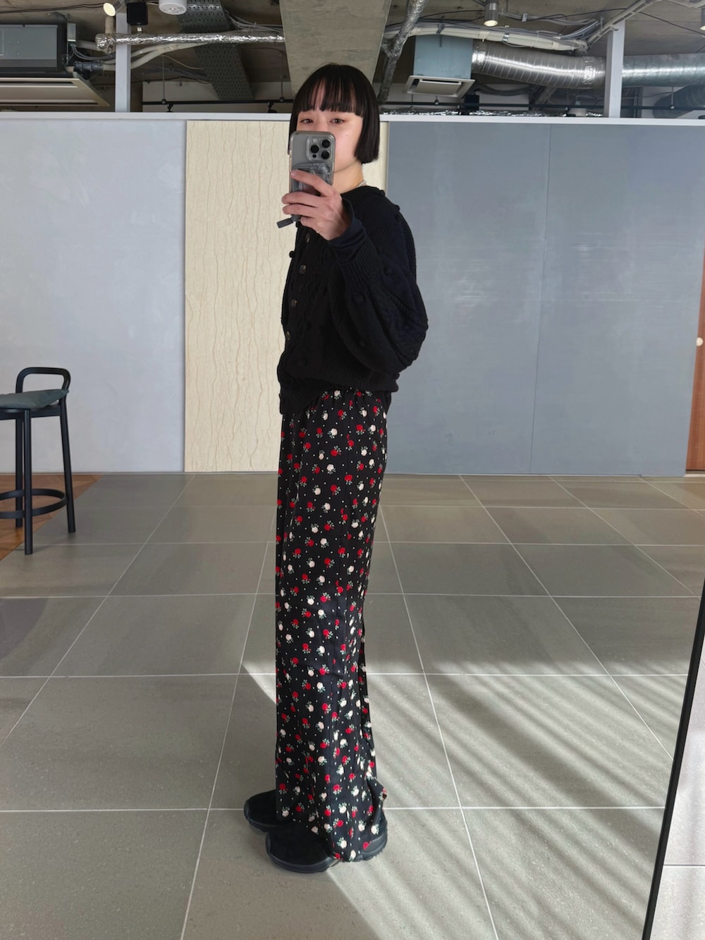 ブラック系のスカート、ブラック系のカーディガン/ボレロ、ブラック系のスリッポンを着用したレディースの冬コーディネートの2枚目の写真