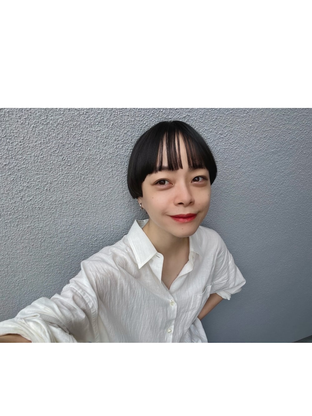 ホワイト系のシャツ/ブラウス、グリーン系のスラックス、ブラック系のバレエシューズを着用したレディースの秋コーディネートの3枚目の写真