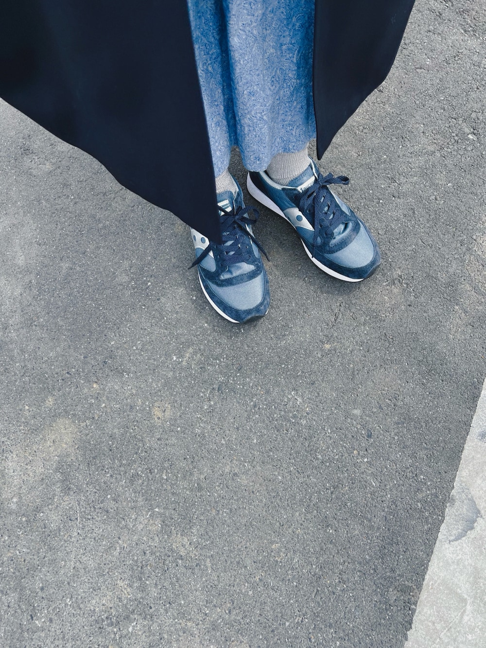 ブルー系のジャケット/アウター、ブルー系のスウェット、ブルー系のスカートを着用したレディースの春コーディネートの3枚目の写真