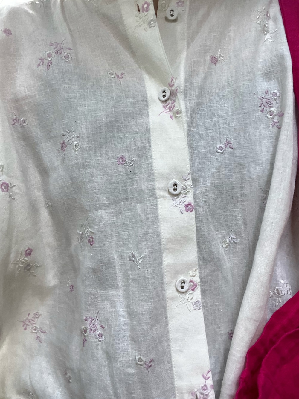 ホワイト系のシャツ/ブラウス、ピンク系のトートバッグ、ブルー系のデニムパンツを着用したレディースの夏コーディネートの3枚目の写真