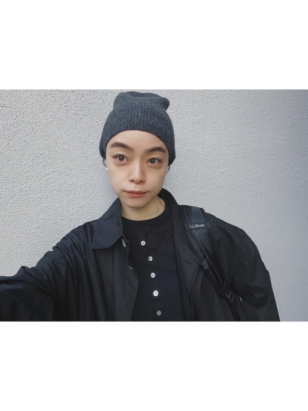 ブルー系のデニムパンツ、ブラック系のTシャツ/カットソー、ブラック系のバックパック/リュックを着用したレディースの秋コーディネートの2枚目の写真