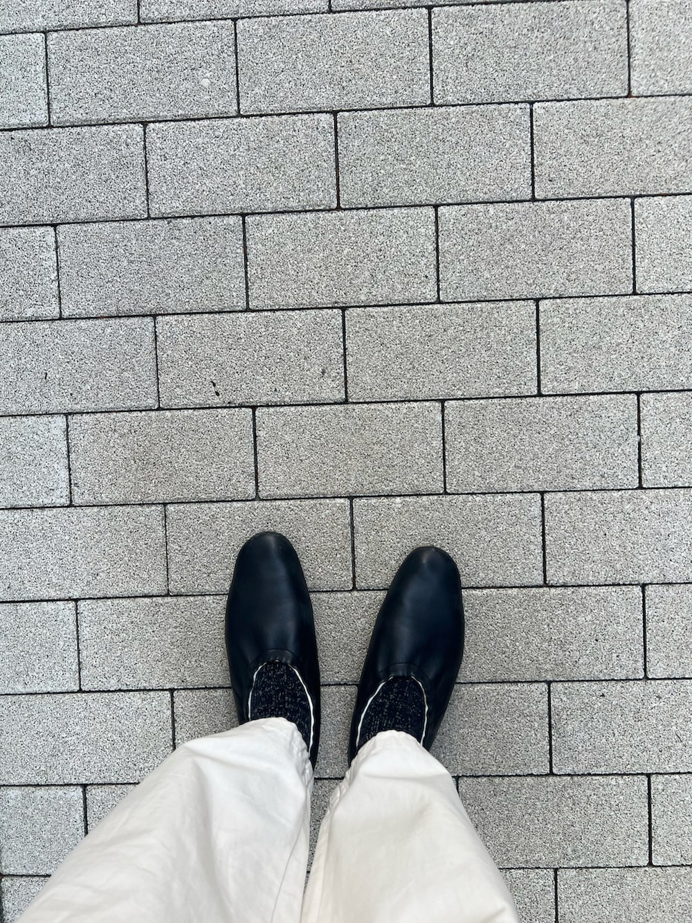 その他のシャツ/ブラウス、ホワイト系のパンツ、ホワイト系のバッグを着用したレディースの春コーディネートの3枚目の写真