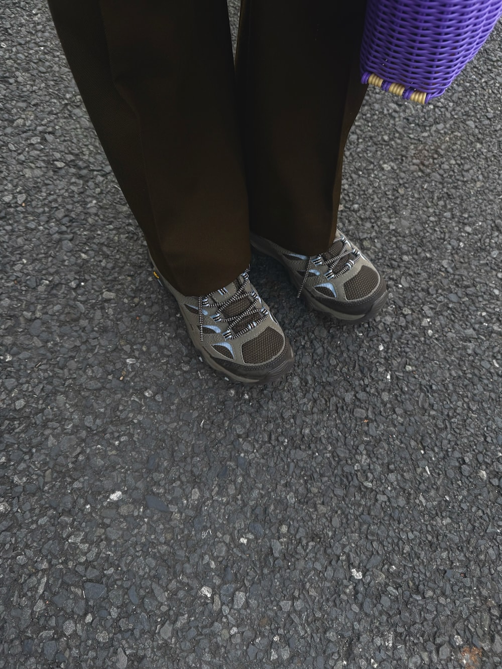 ブラウン系のパンツ、グリーン系のニット/セーター、ブラウン系のその他アウターを着用したレディースの春コーディネートの3枚目の写真