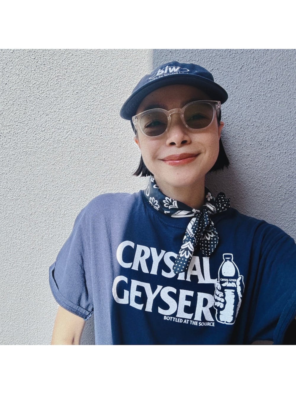 ベージュ系のかごバッグ、ブルー系のその他パンツ、ブラック系のサンダルを着用したレディースの春コーディネートの3枚目の写真
