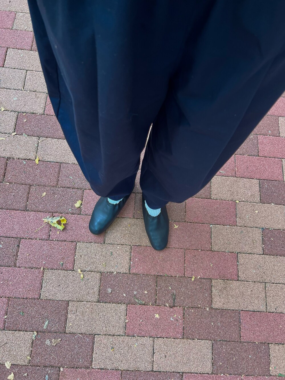 ブルー系のスウェット、ブルー系のパンツ、ブラック系のショルダーバッグを着用したレディースの秋コーディネートの3枚目の写真