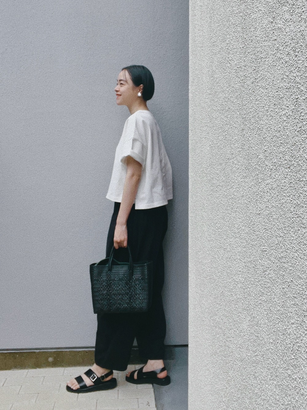 「Cacco、モノトーン、モノトーンコーデ、シンプル、シンプルコーデ、ショート丈、白Tシャツ、パンツスタイル、夏、黒パンツ、サンダル、ママファッション、ママコーデ」｜「Caccoのアイテム（Tシャツ/カットソー、その他）」を使った、Kanocoさん（レディース・170cm）の夏コーディネートの3枚目の写真