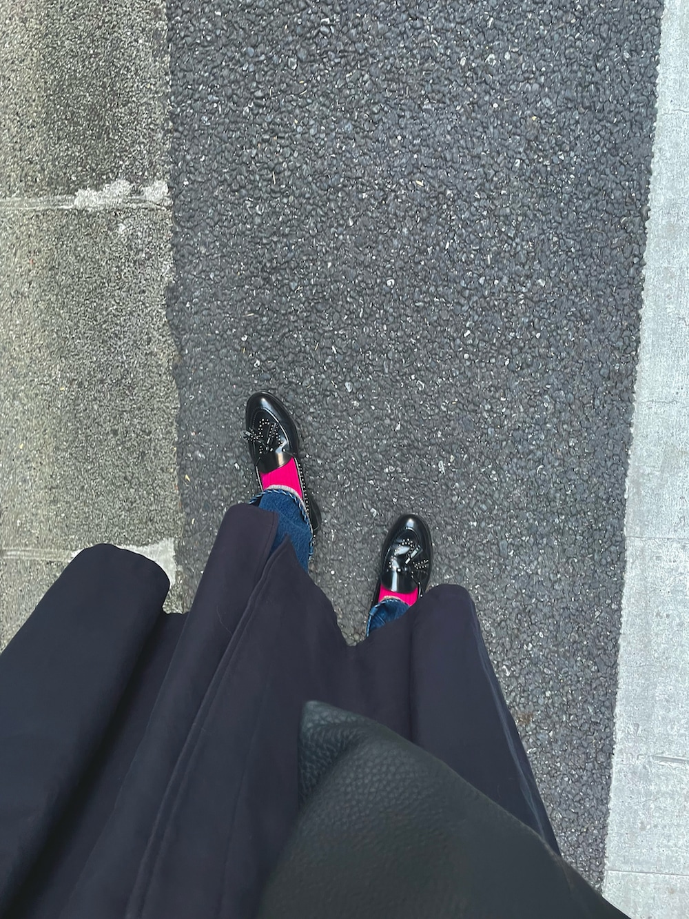 ブラック系のショルダーバッグ、ブルー系のステンカラーコート、ブルー系のニット/セーターを着用したレディースの秋コーディネートの2枚目の写真