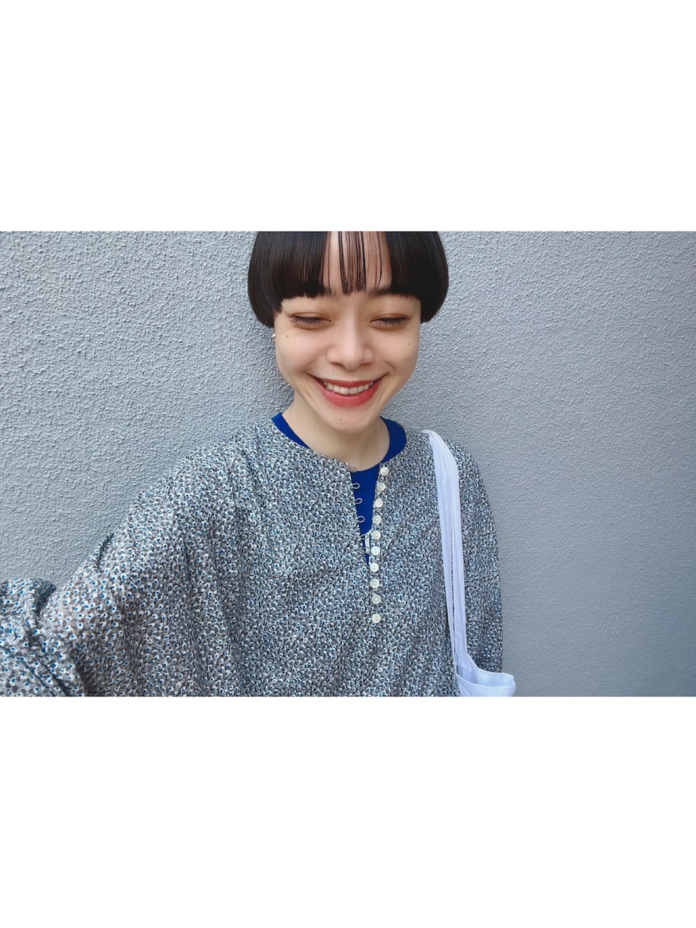 ブルー系のワンピース/ドレス、シルバー系のサンダルを着用したレディースの夏コーディネートの2枚目の写真