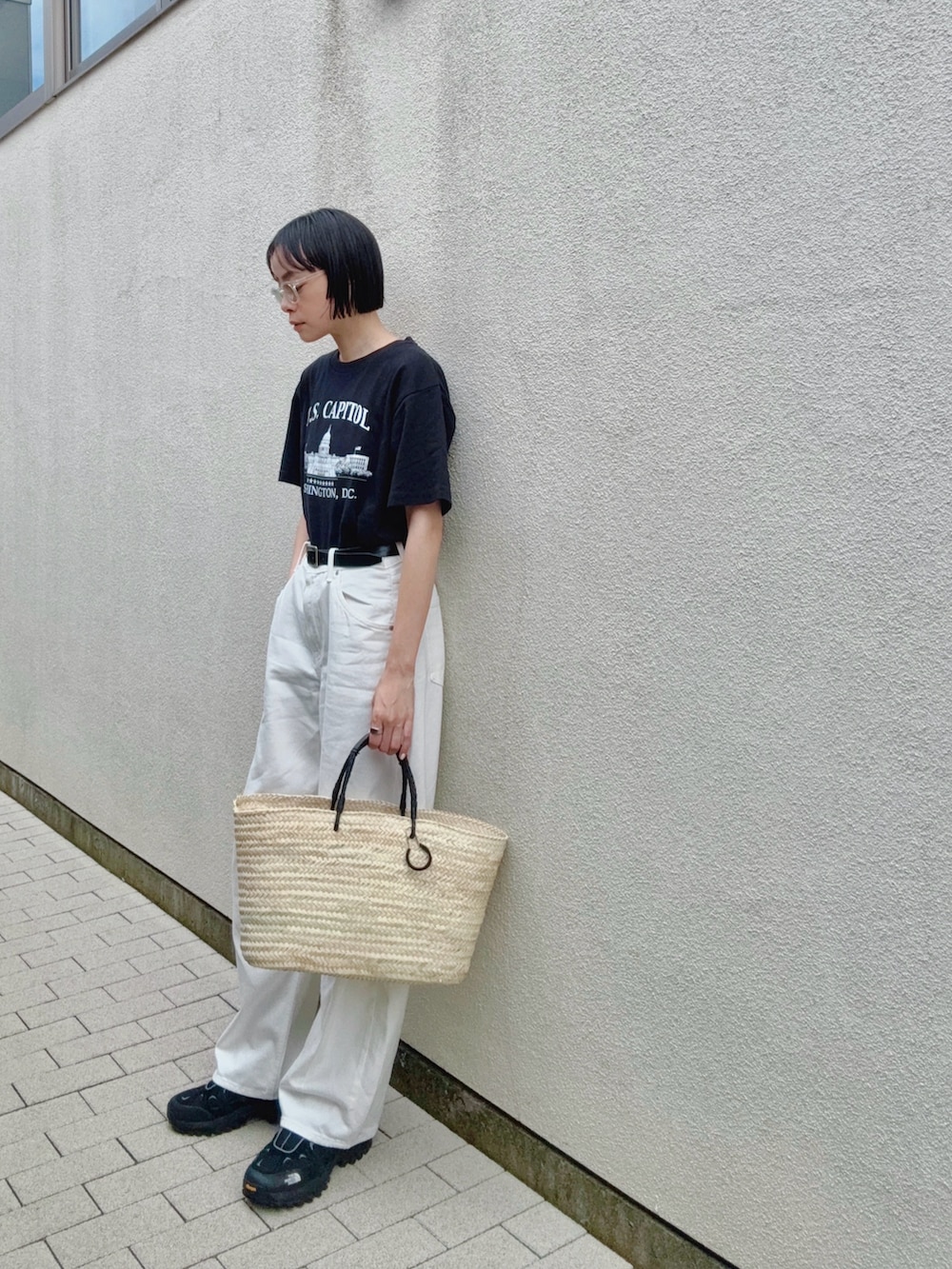 ブラック系のTシャツ/カットソー、ホワイト系のデニムパンツ、ブラック系のシューズを着用したレディースの夏コーディネートの2枚目の写真