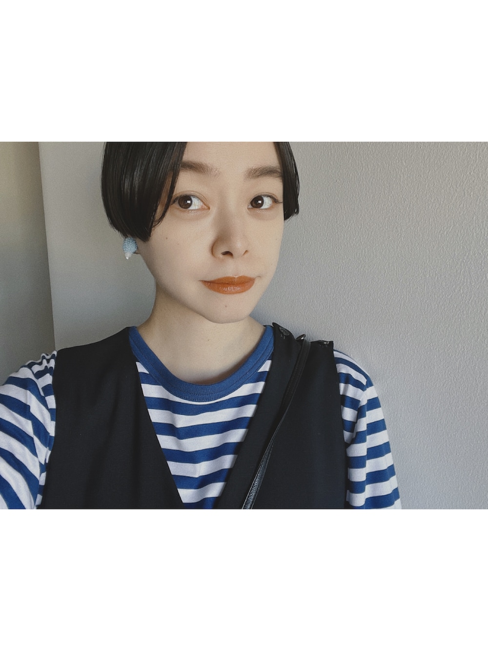 ブルー系のTシャツ/カットソー、ブラック系のワンピース/ドレス、ブラック系のシューズを着用したレディースの秋コーディネートの2枚目の写真