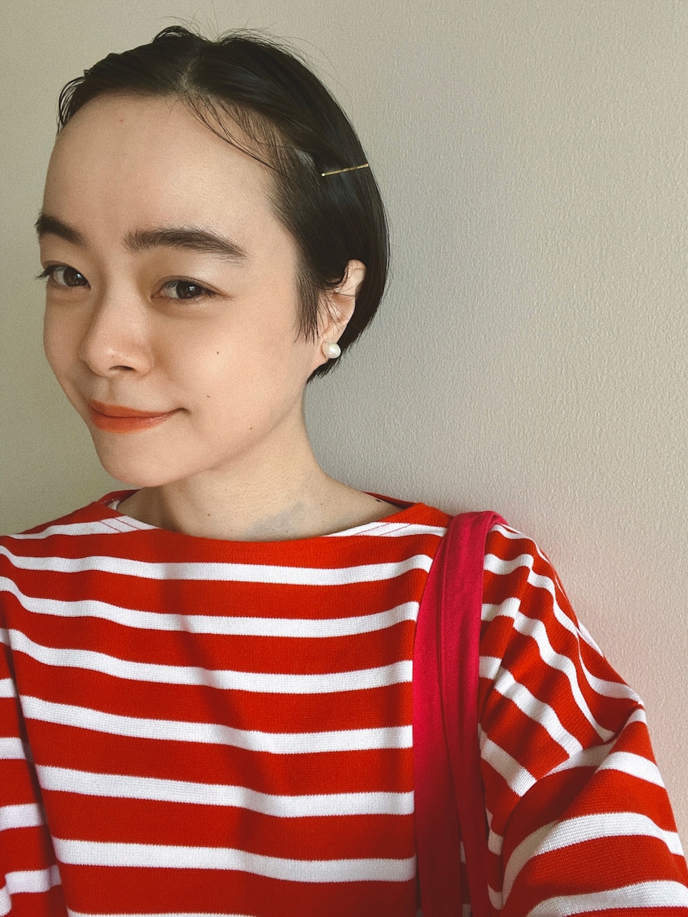 レッド系のトップス、ホワイト系のその他パンツ、ブラック系のブーツを着用したレディースの夏コーディネートの2枚目の写真