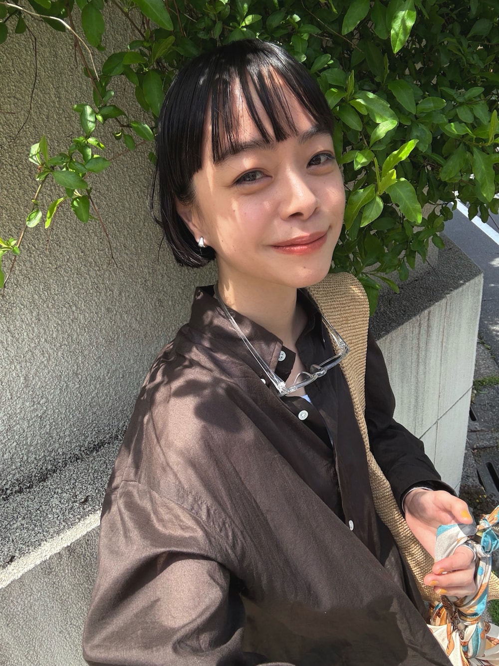 ブルー系のデニムパンツ、ブラウン系のシャツ/ブラウス、ベージュ系のローファーを着用したレディースの春コーディネートの3枚目の写真
