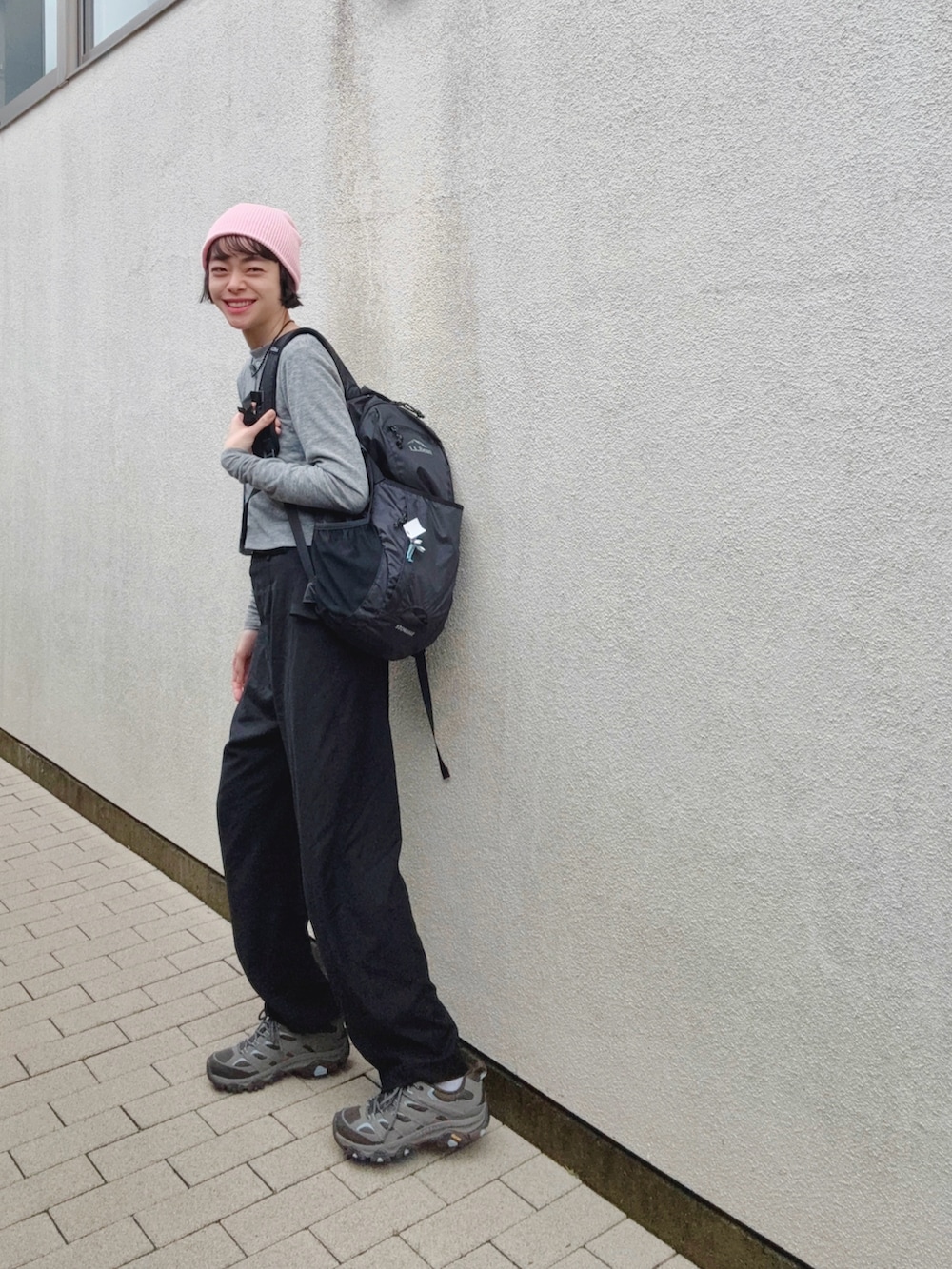 グレー系のスニーカー、ブラック系のその他パンツ、グレー系のカーディガン/ボレロを着用したレディースの春コーディネートの2枚目の写真