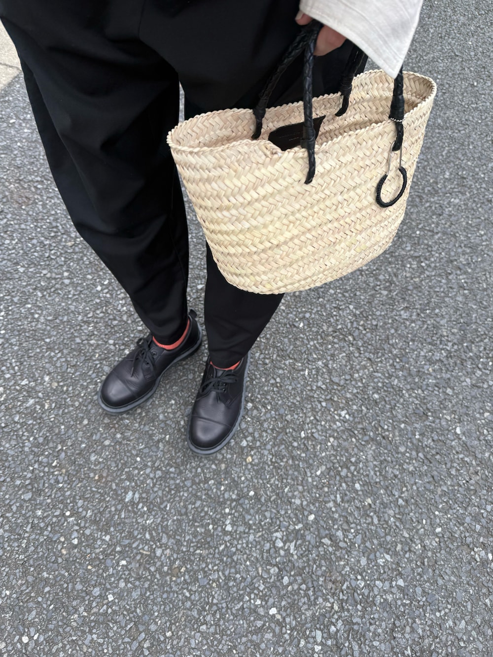 ブラック系のその他パンツ、ベージュ系のシャツ/ブラウス、ベージュ系のかごバッグを着用したレディースの秋コーディネートの2枚目の写真