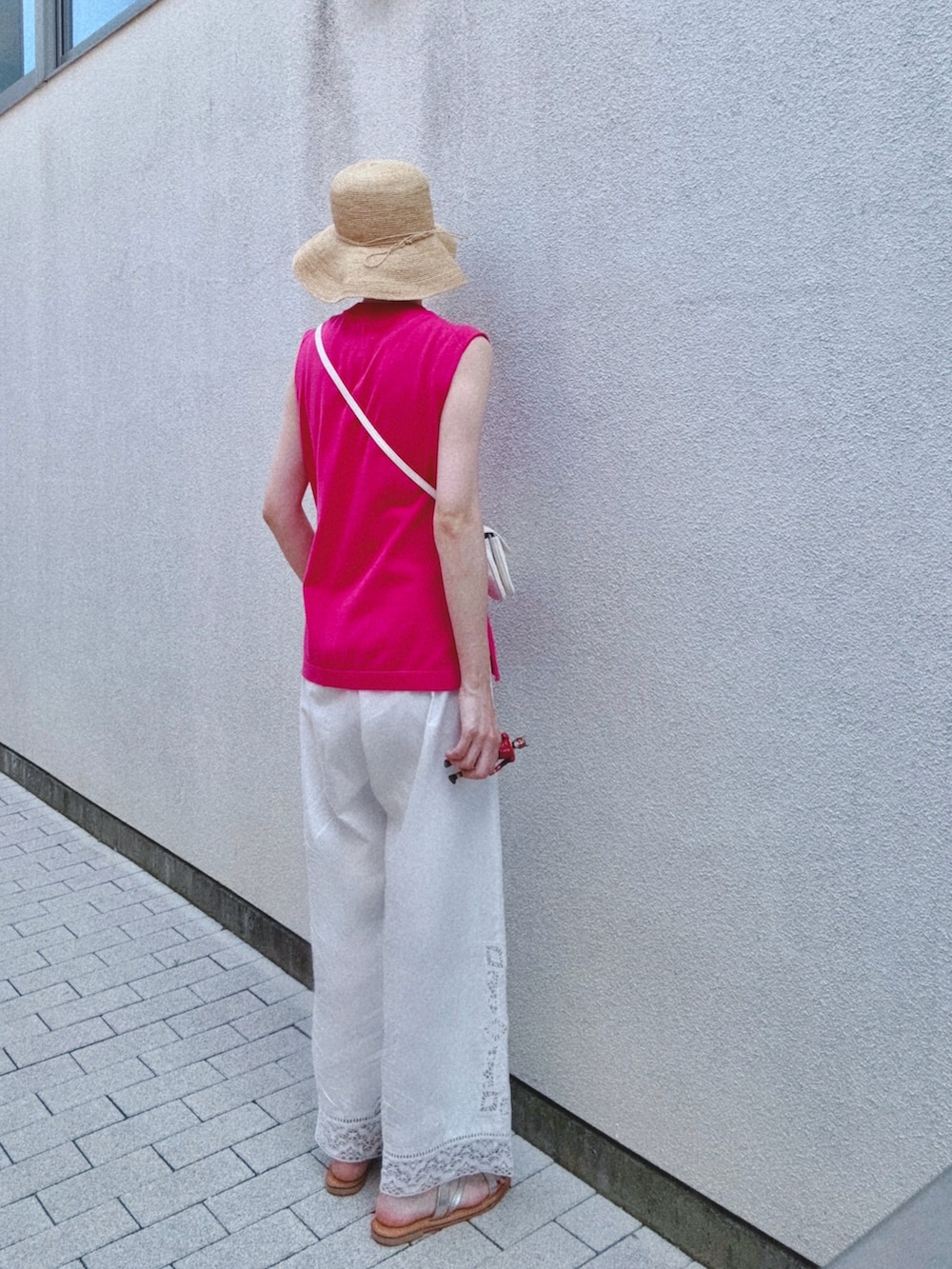 シルバー系のサンダル、ホワイト系のその他パンツ、ピンク系のニット/セーターを着用したレディースの夏コーディネートの2枚目の写真