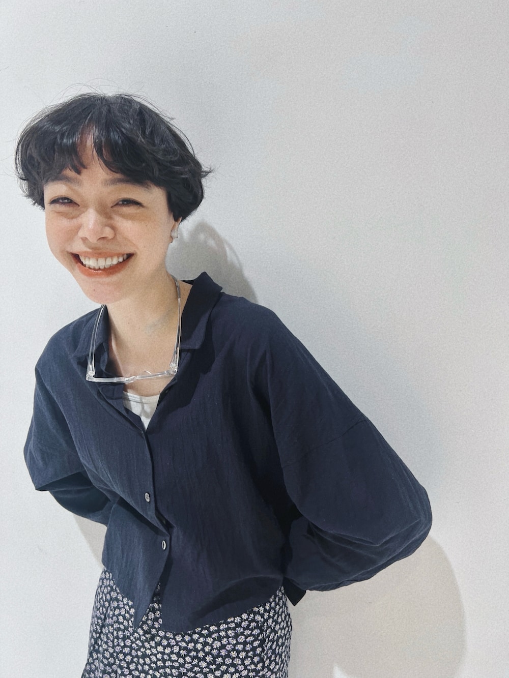 ブルー系のシャツ/ブラウス、ブルー系のその他パンツ、ブラック系のショルダーバッグを着用したレディースの夏コーディネートの2枚目の写真