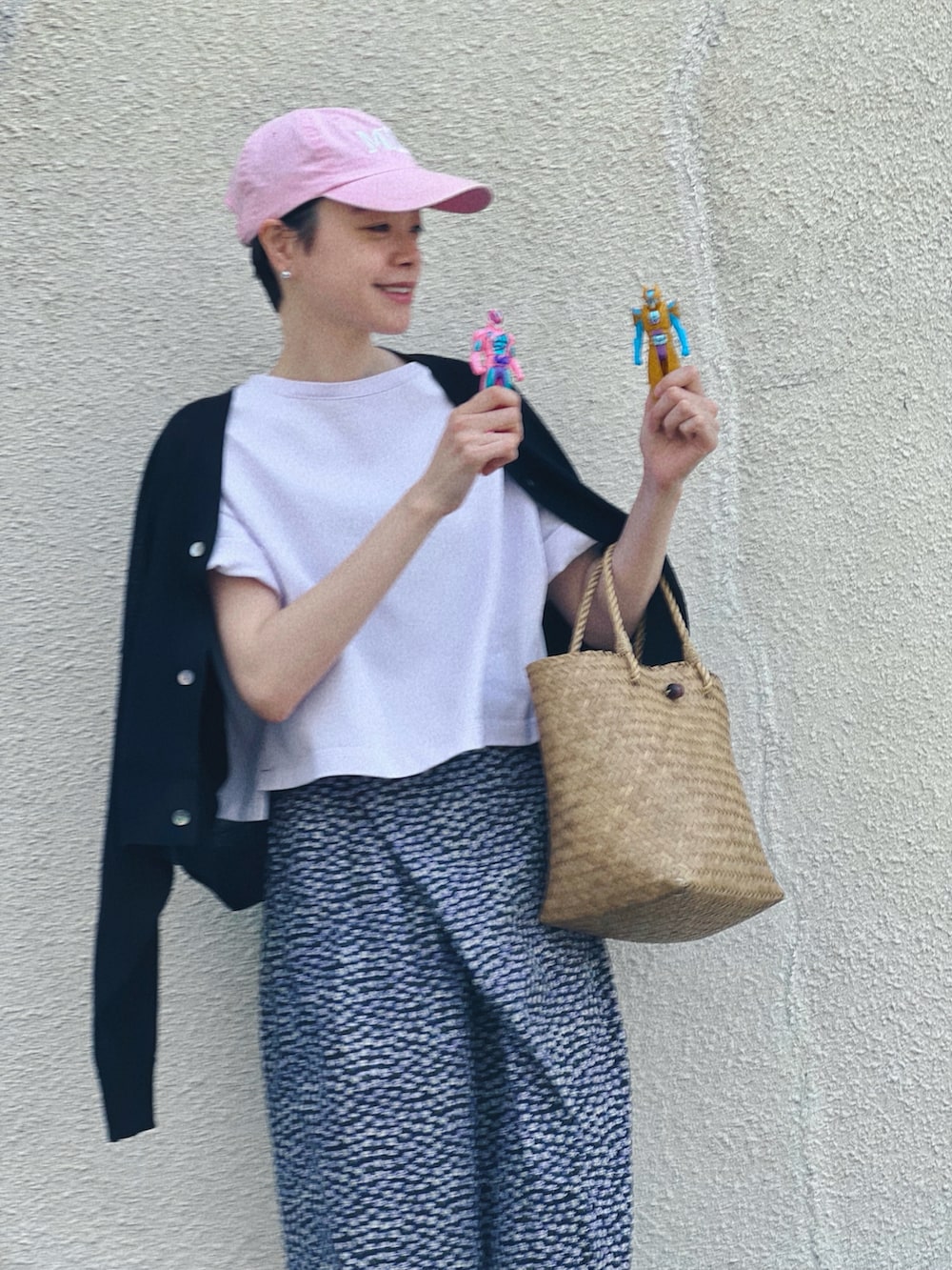 ベージュ系のかごバッグ、ブルー系のその他パンツ、ブラック系のサンダルを着用したレディースの春コーディネートの3枚目の写真