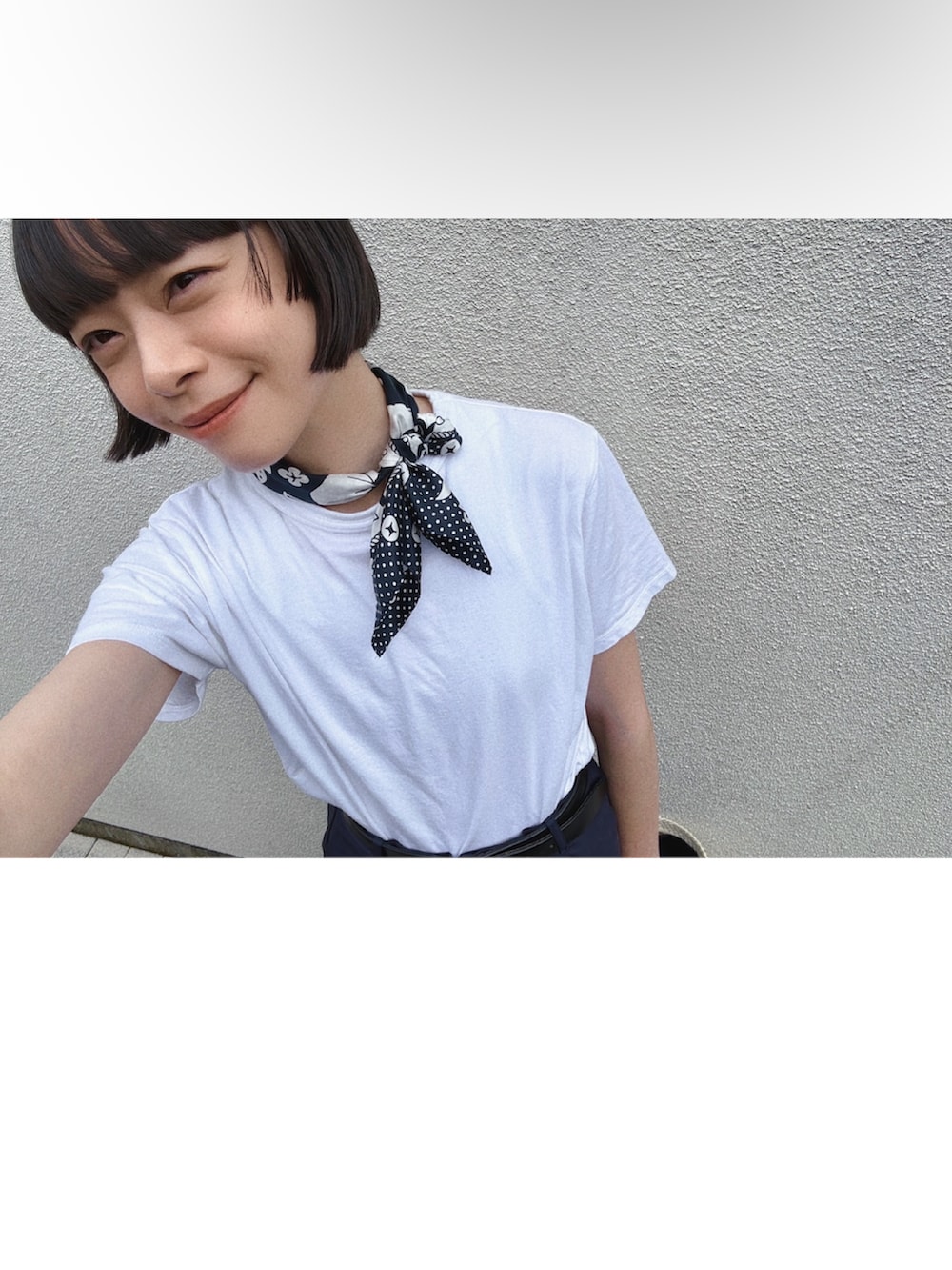 ブラック系のサンダル、ブルー系のその他パンツ、ホワイト系のTシャツ/カットソーを着用したレディースの夏コーディネートの3枚目の写真