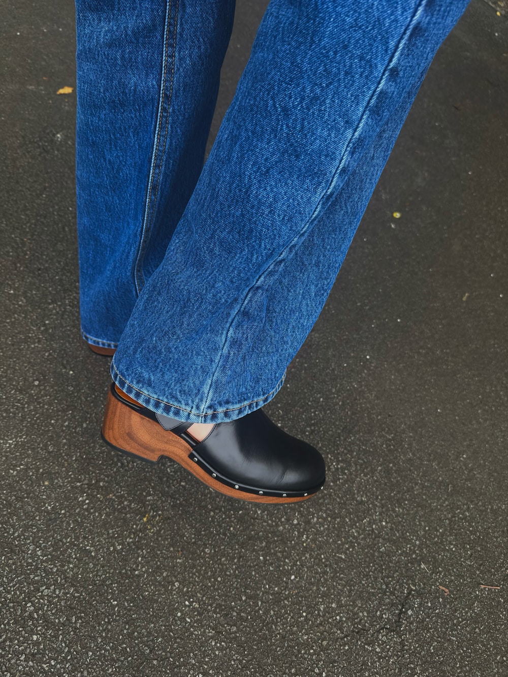 ブルー系のデニムパンツ、ベージュ系のかごバッグ、ホワイト系のシャツ/ブラウスを着用したレディースの夏コーディネートの3枚目の写真